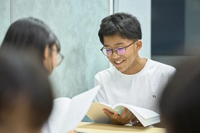 授業は、対話と生徒の発信を大切にします。