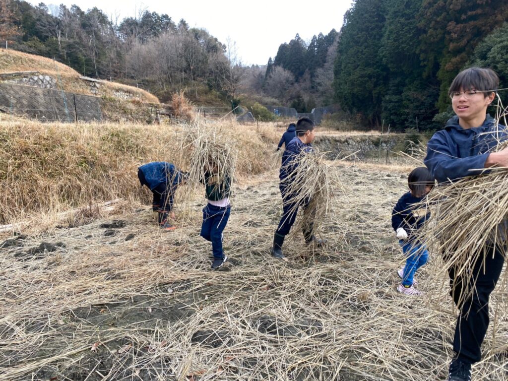 1 29の記録 前編 みんなで燻製とわら小屋作り みんなの力を一つに 息を合わせて 見たこともないものを創っていく 類塾 大阪 奈良の学習塾