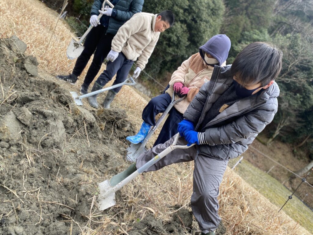 2/5の記録】 生きていく場をひろげる開墾と土器づくり♪～自分たちの生きる場は自分たちで創っていく～ - 類の自然学舎｜関西・大阪で子どもの自然体験